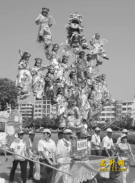 文藝碩果累累展風采，文化交融熠熠續華章